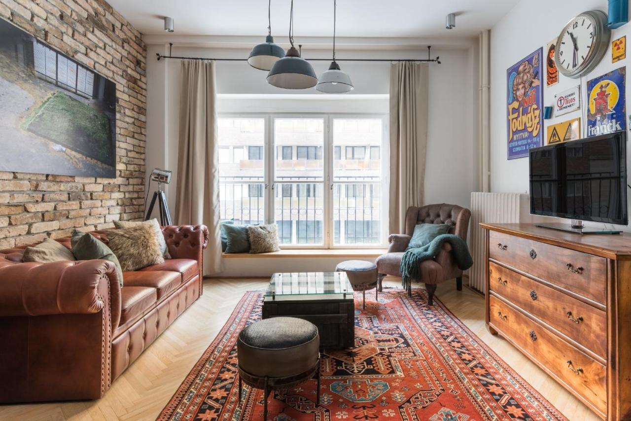 Smart, Stylish In The Heart Of Apartment